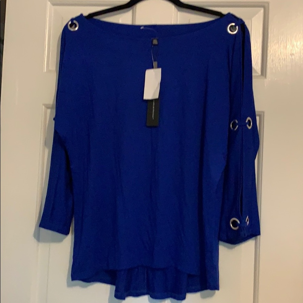 NWT Cold shoulder sleeved top